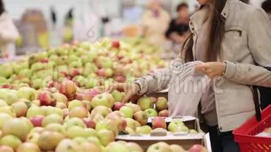 超市里的女人来到水果柜台。