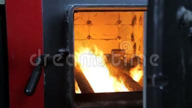 燃料在工业锅炉中燃烧。 从敞开的门看到