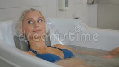 年轻女子在水浴中放松