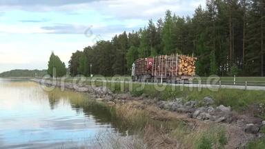 <strong>卡车</strong>在Saimaa湖沿岸的高速公路上<strong>行驶</strong>。 芬兰