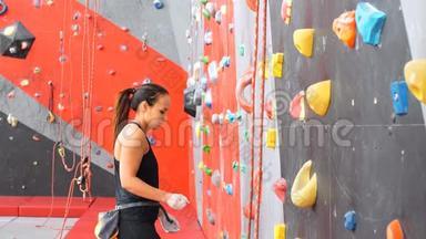 体育中心岩壁上活跃的年轻女子。
