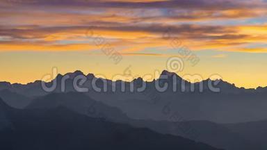 日落时阿尔卑斯山全景录像。 五颜六色的天空，高海拔的山峰和冰川，马西夫德埃克林斯国家公园，