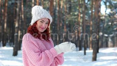 一个女孩拿着一杯茶的肖像，<strong>双</strong>手戴着针织手<strong>套</strong>，喝了一杯热饮料，寒冷的冬天，年轻的女人在街上。