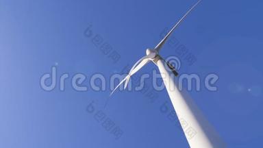 风力涡轮机，白色风车叶片在空气中与蓝色的天堂旋转