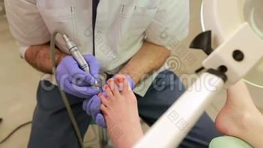 在美容院修脚的女孩。 足部护理程序，医学修脚。 专业修脚的过程.. 水疗治疗