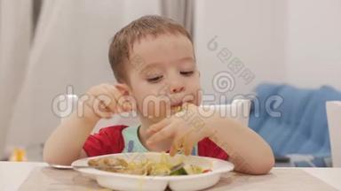小孩子坐在一张桌子旁，吃自己的意大利面，<strong>可爱</strong>的小猫。 <strong>可爱</strong>的小<strong>宝宝</strong>