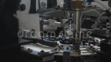 咖啡纸杯的制造工艺。 旋转机器部件。