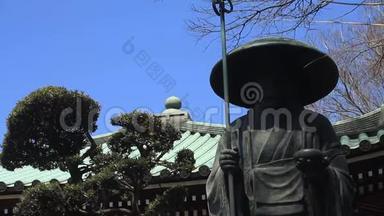 东京艾兹宁广场的石像