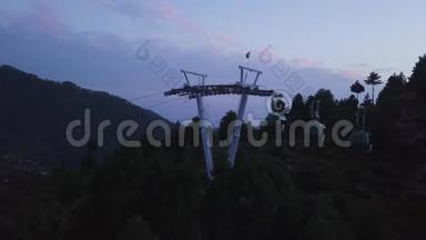 缆车乘坐的鸟瞰图，在山站度假胜地为游客提供电梯