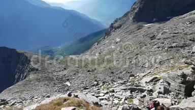 女子攀登高空落基<strong>山崖</strong>.. 意大利法国阿尔卑斯山的夏季冒险