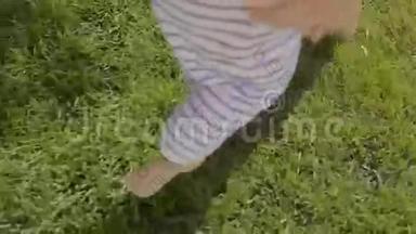 <strong>看宝宝</strong>`和妈妈一起在草地上奔跑的腿