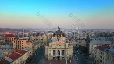 利沃夫老市中心利沃夫<strong><strong>歌剧</strong>院</strong>和芭蕾舞剧院的鸟瞰图。 乌克兰、欧洲