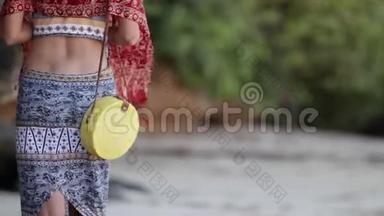 女士与时尚时尚的黄色藤袋海滩。 巴厘热带岛屿。 高清手提拉藤环保<strong>手提袋</strong>
