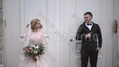 巴黎。 法国2016年12月来自乌克兰的美丽婚礼新娘。 一对漂亮的新婚夫妇漫步在巴黎。 慢慢