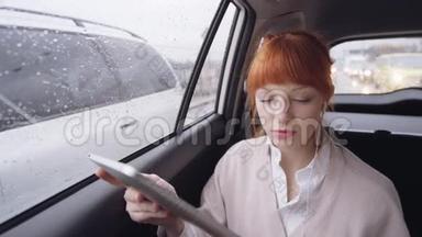 一个在车上用Skype聊天的女人。汽车继续前进