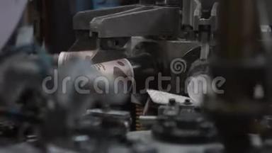 咖啡纸杯的制造工艺。 旋转机器部件。