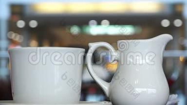 一杯咖啡和一个送牛奶的人在咖啡厅商务中心的桌子上