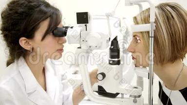 眼科医生检查女人的眼睛