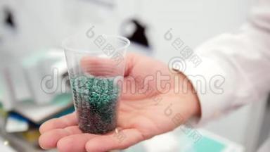 <strong>聚碳酸酯</strong>或有机玻璃塑料颗粒在手挤制造厂