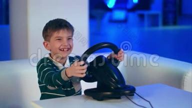 快乐兴奋的小男孩玩电子游戏机
