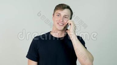 一个不经意的<strong>年轻人</strong>在电话里说话的肖像。 <strong>年轻人</strong>拿着手机站着，和他说话