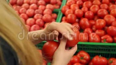 女孩在超市选择西红柿，特写。