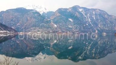 奥地利哈尔斯塔特湖阿尔卑斯山的倒影