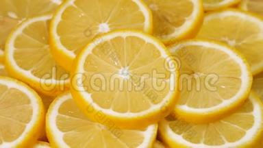 许多<strong>柠檬片</strong>在转盘上。 许多新鲜柠檬在桌子上。 柑橘顶景