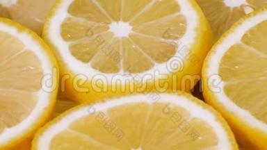 许多柠檬片在<strong>转盘</strong>上。 许多新鲜柠檬在桌子上。 柑橘顶景