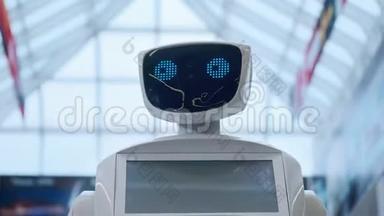 今天的控制系统。 现代机器人技术。 机器人的肖像，转过头，举起双手。 白色