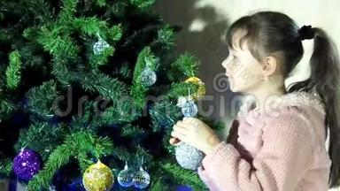 <strong>除夕</strong>，圣诞节孩子们装饰圣诞树