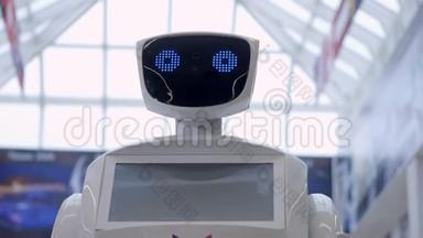 今天的控制系统。 现代机器人技术。 机器人的肖像，转过头，举起双手。 白色