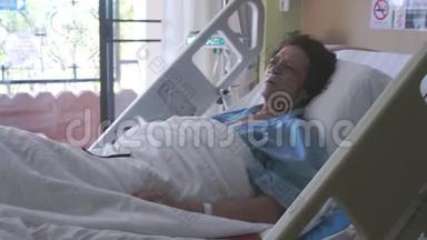 戴眼镜的老年妇女躺在<strong>医院</strong>的<strong>病床</strong>上，下面是氧气罩。 3840x2160