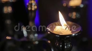 一支蜡烛放在桌子上的黑色背景外套上