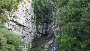 在陡峭的岩石悬崖和山沟底部的德佐溪。 从ViaMala拍摄，这是一条历史路线