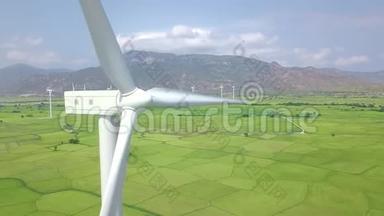 风车涡轮对蓝天和山体景观.. 清洁可再生能源航拍用风力发电机.. 医生