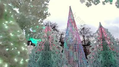 圣诞彩灯装饰了小镇上的人造圣诞树、白树和大型动物