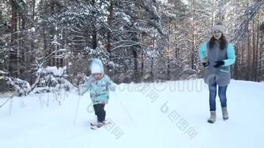 女孩正在学习滑雪。 她在松软的雪地里慢慢地滑上滑雪板。 冬天森林里美丽的一天。 妇女
