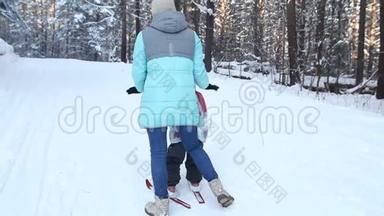 女孩正在学习<strong>滑</strong>雪。 她在松软的雪<strong>地</strong>里慢慢<strong>地滑</strong>上<strong>滑</strong>雪板。 冬天森林里美丽的一天。 妇女