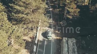 空中观景车沿着高速公路在森林中行驶。 家庭乘车旅行