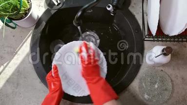 女人用橡胶手套洗碗
