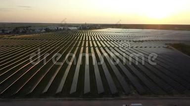 4太阳电池板的鸟瞰农场太阳能电池与阳光。 无人机飞越太阳能电池板