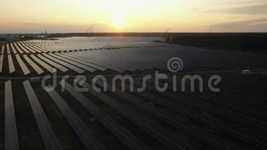 4太阳电池板的鸟瞰农场太阳能电池与阳光。 无人机飞越太阳能电池板