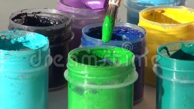 刷子浸在一罐浅绿色丙烯酸沟漆中