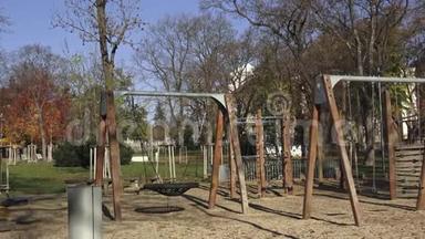<strong>儿童游乐场</strong>活动在公共公园树木环绕..