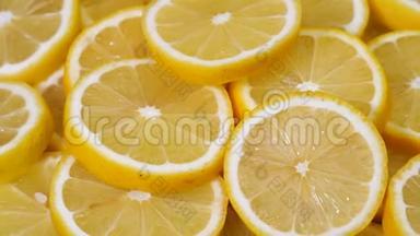 许多<strong>柠檬</strong>片在转盘上。 许多新鲜<strong>柠檬</strong>在桌子上。 柑橘顶景