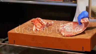 在拉布奎利亚市场上用刀<strong>切牛肉</strong>肋肉。 巴塞罗那。 西班牙