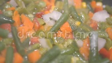 冷冻蔬菜烹饪在煎锅高清镜头慢动作