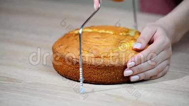 厨房里的女孩用绳子切蛋糕