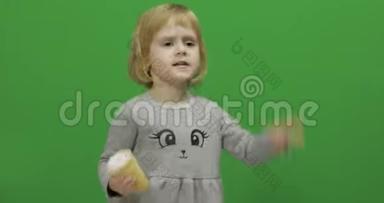 一个女孩在绿色屏幕上放着<strong>冰淇淋</strong>，<strong>彩色</strong>钥匙